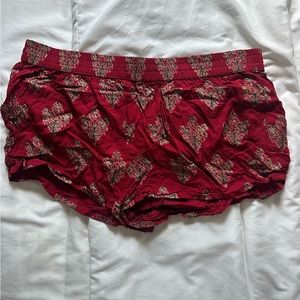 Elastic waist red pattern shorts size M